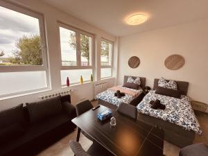 een woonkamer met een bank en een tafel bij Zur schönen Aussicht I 35 I Charmant I Am Feld in Dortmund