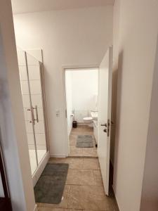 een hal met een badkamer met een toilet en een spiegel bij Zur schönen Aussicht I 35 I Charmant I Am Feld in Dortmund