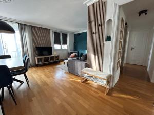 un salon avec un canapé et une table dans l'établissement Bel Appartement , proche tram place de Strasbourg accès centre ville, plages, à Brest