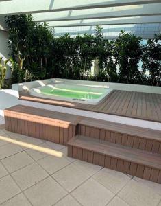 a jacuzzi tub sitting on a patio at Apartamento completo Premium-Frente ao Mar Wi-Fi rápido-ar-condicionado in Rio de Janeiro
