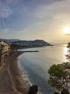 アルムニェーカルにあるVelilla Seaview with Pool and Parkingの遠くに太陽が降り注ぐビーチの景色