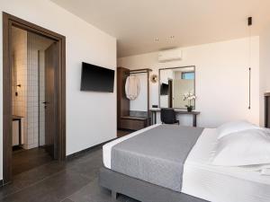 Μια τηλεόραση ή/και κέντρο ψυχαγωγίας στο Villa Thealon I New luxury villa with sea view and private infinity pool
