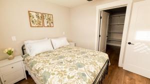 康科德Bonifacio Oasis的一间带床和衣柜的卧室