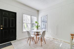 Camera bianca con tavolo, sedie e porta nera di Lafayette Home-2BR Patio Free Parking a Lafayette