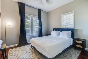 una camera con un grande letto e due finestre di Lafayette Home-2BR Patio Free Parking a Lafayette