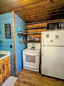 Dapur atau dapur kecil di Cozy Cub Log Cabin - Year Round Tranquil Beauty