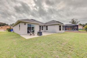 une petite maison blanche avec une table dans une cour dans l'établissement Private Patio and Lake View Fruit Cove Home, à Fleming Island