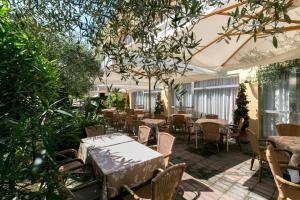 Vonkajšia záhrada v ubytovaní Hotel Serenella