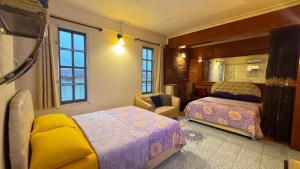 een slaapkamer met 2 bedden, een stoel en een spiegel bij Café de Baan Raow in Bangkok +64 foto's