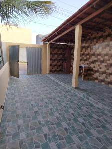 una vista di un pavimento piastrellato in una casa di Casa de Temporada em Monte G & Guarajuba a Monte Gordo