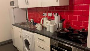 Kuchyň nebo kuchyňský kout v ubytování City Centre Retreat, With Air Hockey + 13 fotografií