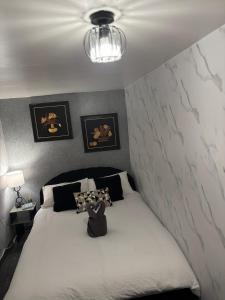 Postel nebo postele na pokoji v ubytování City Centre Retreat, With Air Hockey