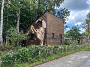 a small wooden house in the middle of a road at Ferienhaus Stade in Stade