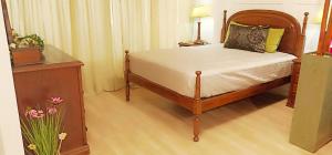 Un dormitorio con una cama y una cómoda. en Studio Bom Braga, en Braga