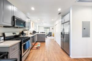 Dapur atau dapur kecil di Cozy Nest Across the street from UC Davis Sacramento