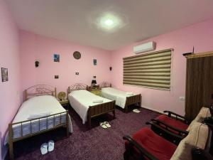 En eller flere senge i et værelse på Al-Bustan House& Umm Qais