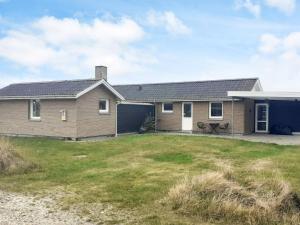 Torstedにある6 person holiday home in Thistedのガレージ付き家