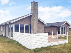 Torstedにある6 person holiday home in Thistedの白い柵の家