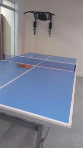 eine Tischtennisplatte in einem Zimmer in der Unterkunft Departamento amoblado y comodo in San Vicente de Cañete