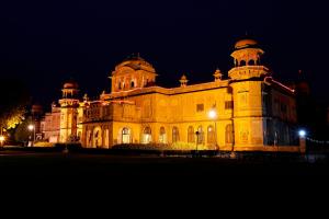un gran edificio iluminado por la noche en The Lallgarh Palace - A Heritage Hotel en Bikaner