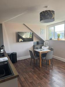 een keuken en eetkamer met een tafel en stoelen bij Blackburn Heights Sleeps 4 Family Apartment in Bridlington