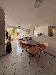 a living room with a table and chairs and a couch at Appartement mon amour à 200m de la plage in Cumbuco