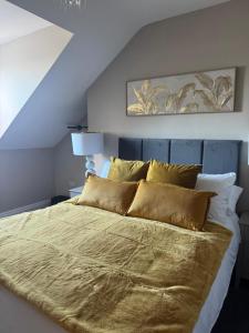 ブリドリントンにあるApartment 3 at Blackburn Heights Sleeps 4のベッドルーム1室(大型ベッド1台、黄色い枕付)
