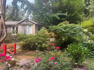 un jardín con flores rosas y una casa en Suit near Grousmountain, en North Vancouver 2 fotos más