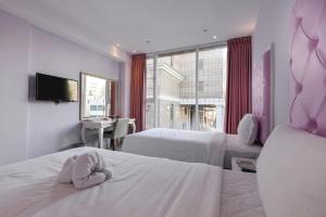 Ένα ή περισσότερα κρεβάτια σε δωμάτιο στο Lion King Hotel
