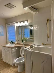 Un baño con lavabo, inodoro y bañera. en Suit near Grousmountain, en North Vancouver