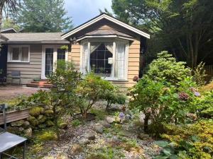un jardín frente a una casa pequeña en Suit near Grousmountain, en North Vancouver