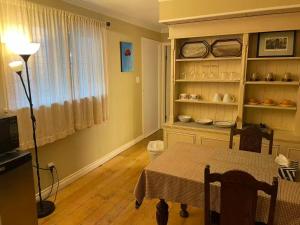 un comedor con una mesa y un estante con platos en Suit near Grousmountain, en North Vancouver