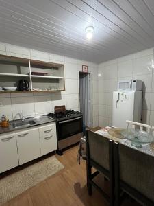 Kuchyň nebo kuchyňský kout v ubytování Kit net da família