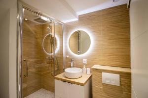 un baño con lavabo y ducha en La Tour Napoléonienne et son Jacuzzi, en Caen