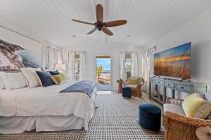 um quarto com uma cama e um ventilador de teto em Luxury Oceanfront Vacation Home in Cocoa Beach 6 Bedrooms, Game Room & Direct Beach Access Sleeps 14 em Cocoa Beach