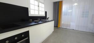 Η κουζίνα ή μικρή κουζίνα στο La Fleur Doré Studio Le Vauclin