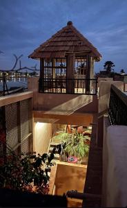 ein Pavillon an der Seite eines Gebäudes in der Unterkunft CHAMBRES CLIMATISÉES EN VILLE in St. Louis