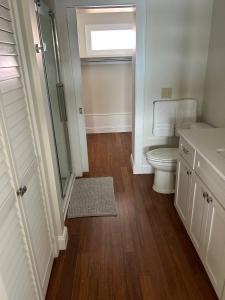 Un baño con inodoro y ducha de cristal. en Lakefront Paradise!, en Hartsville