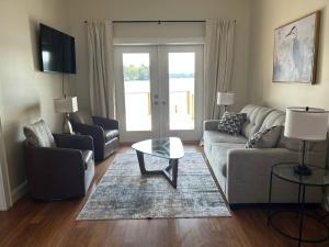 una sala de estar con un sofá y una mesa en Lakefront Paradise!, en Hartsville