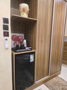 a small kitchen with a stove in a room at روح المدينة السكنية in Medina