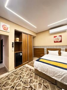 a hotel room with a bed and a tv at روح المدينة السكنية in Al Madinah
