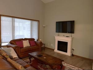 Μια τηλεόραση ή/και κέντρο ψυχαγωγίας στο Luxury bungalow in NW Calgary