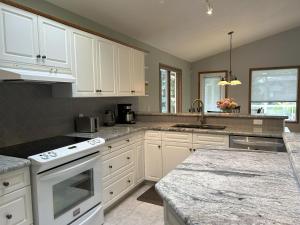 Η κουζίνα ή μικρή κουζίνα στο Luxury bungalow in NW Calgary