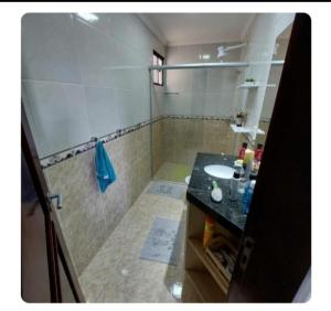 un bagno con doccia e lavandino di Casa PatiMar Tabatinga a Nísia Floresta Altre 8 foto