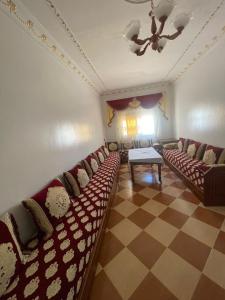 a living room with couches and a checkered floor at VERSE 5 min de la playa in Riffiene