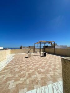a view of a blue sky from the roof of a building at VERSE 5 min de la playa in Riffiene