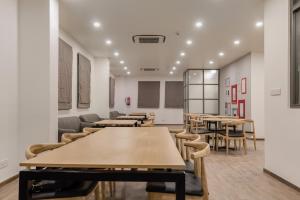 a classroom with tables and chairs in a room at Townhouse Ramamurthy Nagar Near Baiyappanahalli Metro Station in Bengaluru