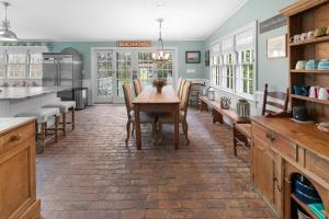 une cuisine avec une table et des chaises dans une pièce dans l'établissement 1800 Historical East Hampton Home, 1 Mile to Town!, à East Hampton