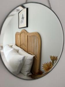 ポート・キャンベルにあるHouse on the hillの白い枕付きのベッドの鏡