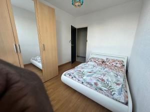 Postel nebo postele na pokoji v ubytování Chambre double chez habitant